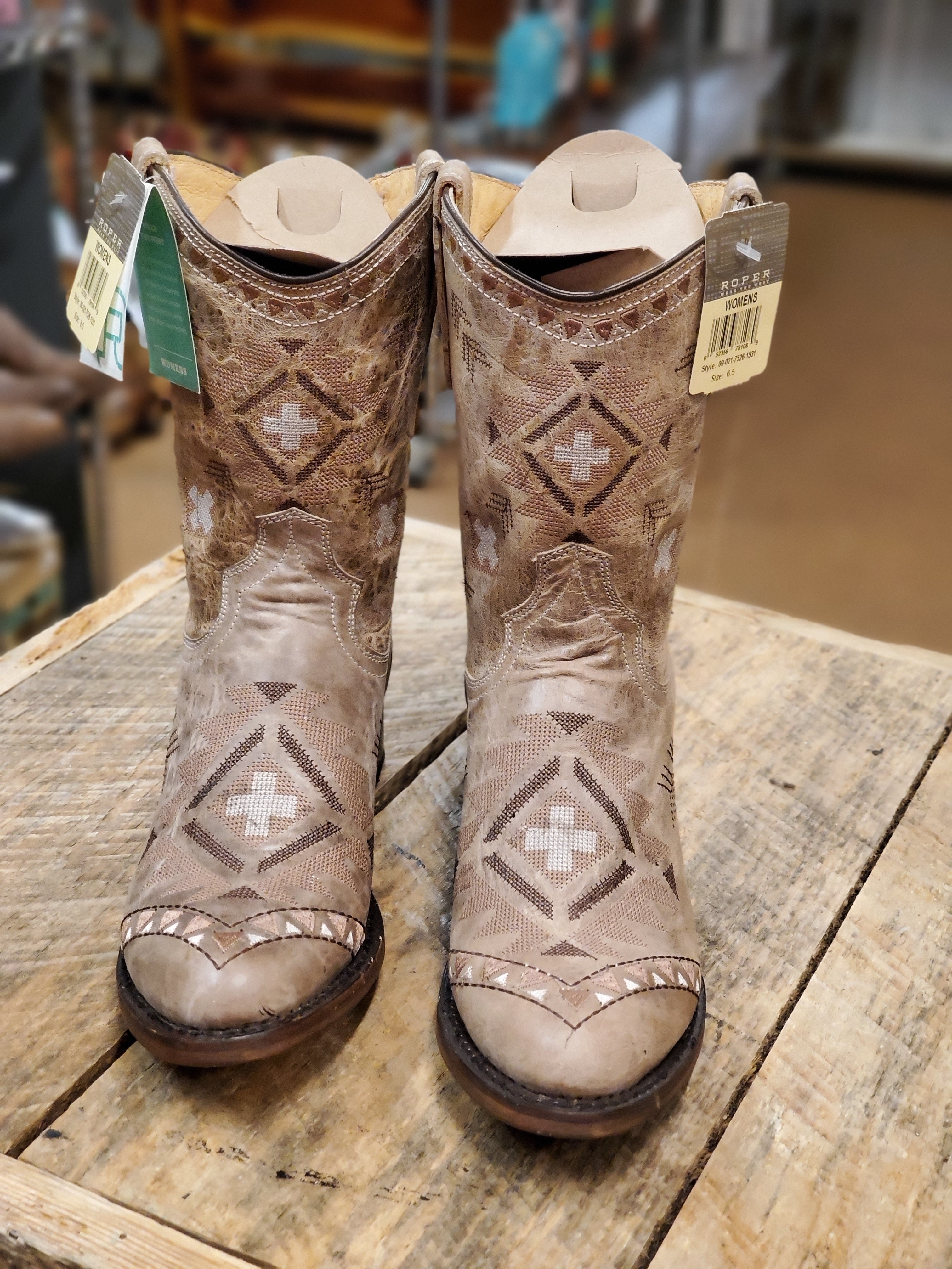 ROPER Woen's Willa Western Boot 9.5 Wide Tan - color is lighter than